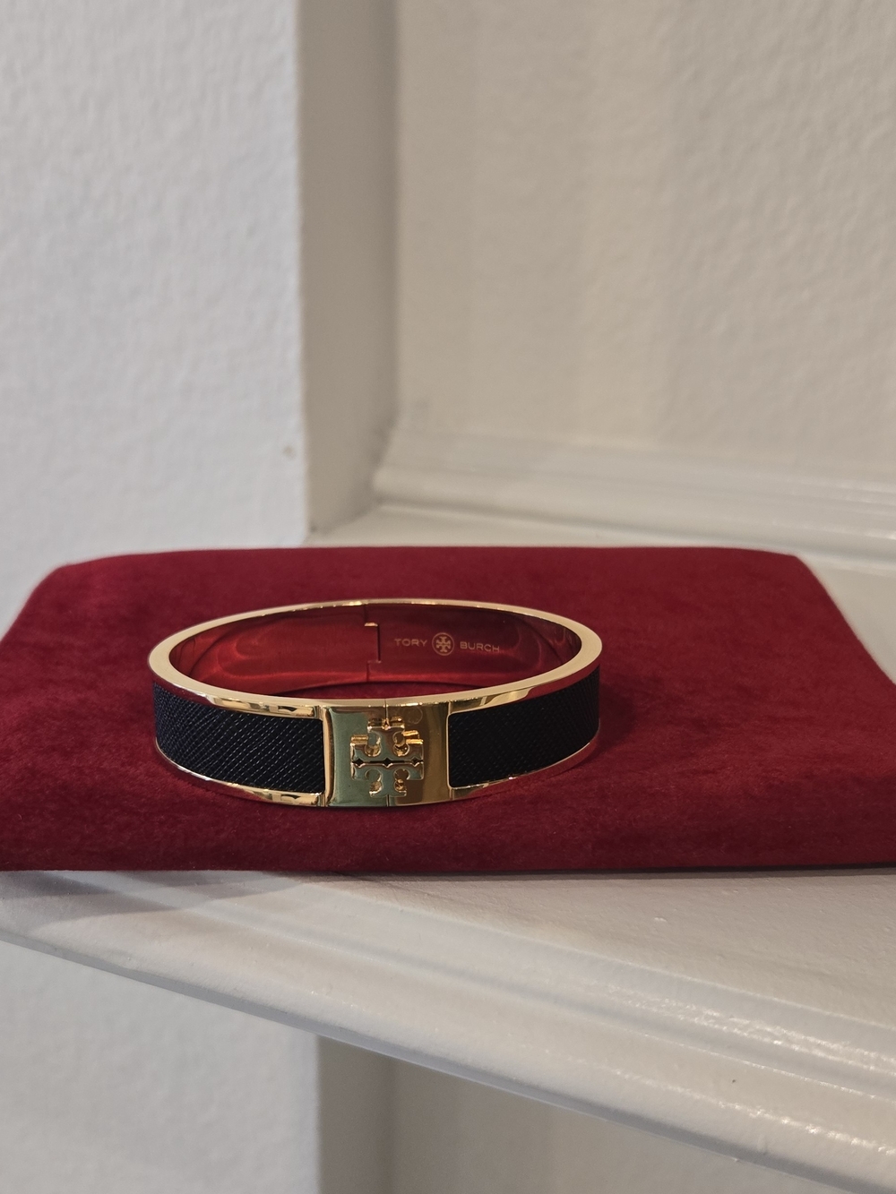 Brand New Black Tory Burch Kira Enamel Medium Hinged Bangle Bracelet with logo